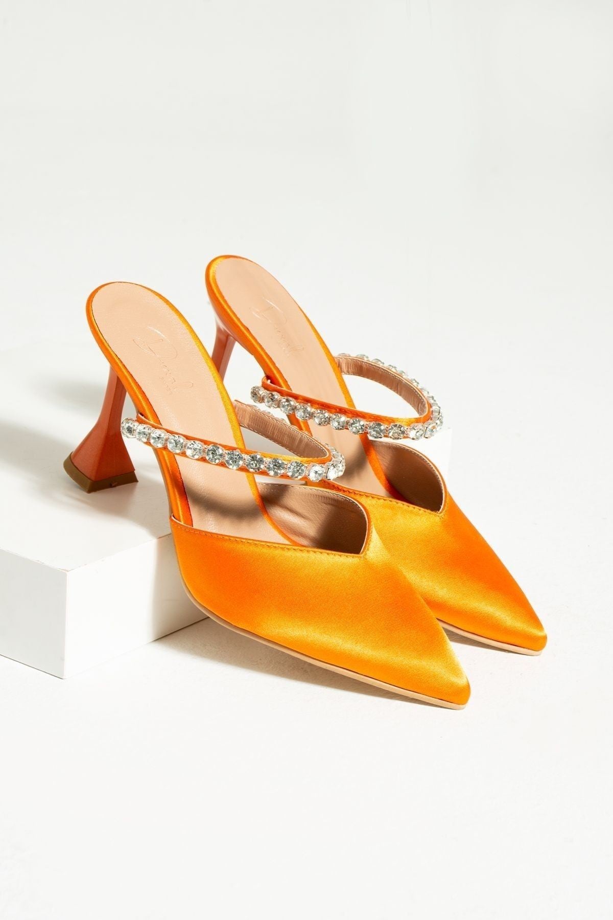 Turuncu Saten Taş Detaylı Topuklu Ayakkabı