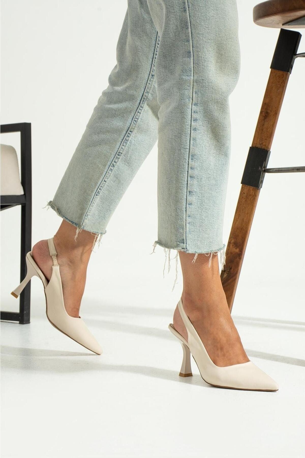 Bej Deri Topuklu Ayakkabı